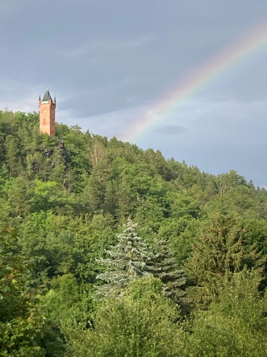 Regenbogen über dem Pulverturm im Sommer, Blick aus der Wohnung nach Osten